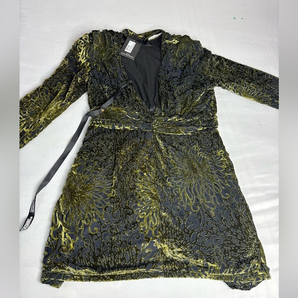 PrettyLittleThing Black and Gold Patterned Long Sleeve Dress - Picture 3 of 7